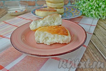 А вот как выглядит в разломе наш сырничек, у него золотистая корочка и воздушная творожная серединка. Очень вкусно, попробуйте!