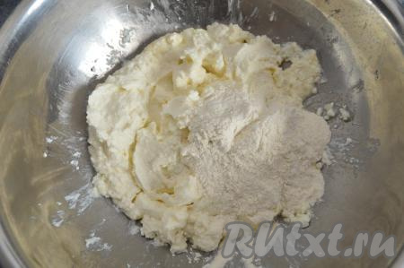 Теперь нужно по столовой ложке всыпать в творожную массу муку, каждый раз полностью вмешивая её в тесто для сырников.