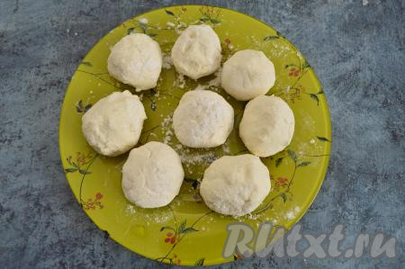 Всего я сформировала 8 сырников из зернёного творога.