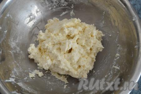 Вмешивая в тесто по столовой ложке муки (я добавила в общей сложности 2 столовых ложки муки, то есть 50 грамм), нужно добиться, чтобы получилось вязкое, как на фото, липнущее к рукам тесто, но если набрать его на ложку, то тесто будет хорошо держаться на ней. Много муки не добавляйте, иначе сырники не будут воздушными и нежными.