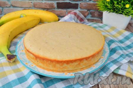 Дать запеканке остыть 3-5 минут, снять бортики и дно формы, поставить остывать на решётку. Тёплую или полностью остывшую запеканку переложить на плоское блюдо и можно подавать к столу.