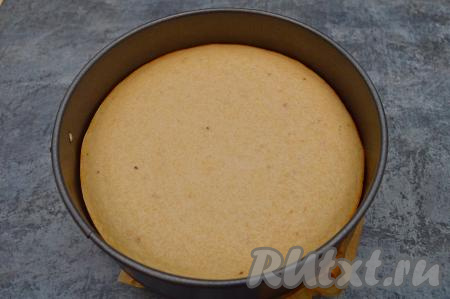 Во время выпечки запеканка практически не увеличивается в размерах, так как в ней нет ни разрыхлителя, ни соды. Она немного потемнеет, но незначительно. Готовность творожно-банановой запеканки легко проверить при помощи сухой деревянной зубочистки. Проткните запеканку по середине, если зубочистка после прокалывания останется сухой, значит можно доставать форму из духовки.