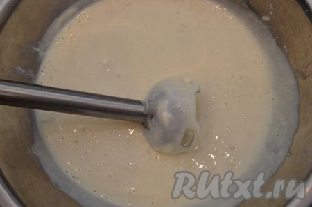 При помощи погружного блендера пробить творожно-банановую массу до однородности (я взбивала примерно в течение 2 минут). Если есть измельчитель, то можно пробить творог с бананами, яйцами и сахаром в нём.