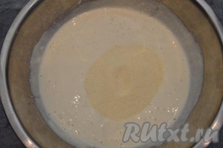 В творожно-банановую массу всыпать манку, перемешать венчиком. Возможно, в творожно-банановой массе после взбивания останутся несколько мелких комочков творога или банана, их можно растереть венчиком в процессе вмешивания манки. Оставить творожно-банановое тесто отдохнуть на 5-10 минут, чтобы манка немного набухла. Тесто получится однородным и в меру густым.