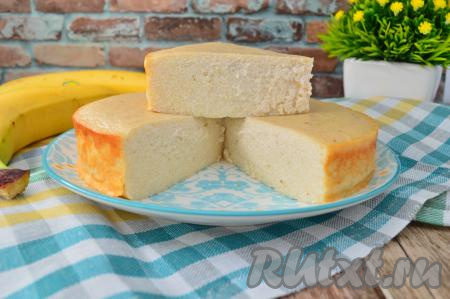 Творожно-банановая запеканка не крошится при нарезании и хорошо держит форму. Уверена, эта нежнейшая выпечка многим придётся по вкусу!