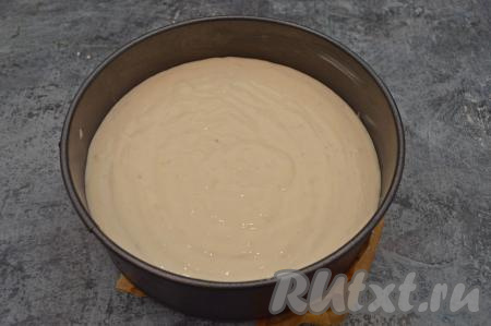 Вылить творожно-банановое тесто в подготовленную форму, разровнять, поставить запеканку выпекаться на 35-40 минут в духовку, разогретую до 180 градусов.