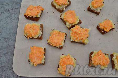 Следующим слоем чистой чайной ложкой, чтобы не перемешать слои, выкладываем на слой картошки слой моркови (я выкладываю по чайной ложке морковной массы поверх картофеля).