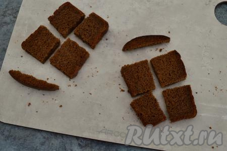 Каждый ломтик хлеба разрезать на 4 части. Корочку срезать, она нам не понадобится.