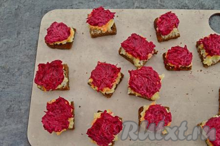 Третьим слоем чистой чайной ложкой аккуратно выкладываем слой свеклы (свеклы я тоже вкладываю на каждое канапе по чайной ложке).