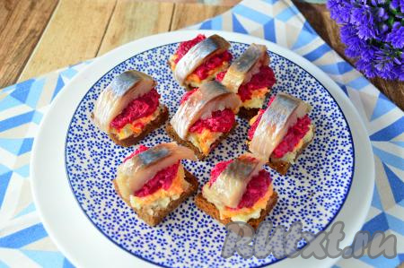 Яркие, очень вкусные и нежные канапе "Селёдка под шубой" аккуратно перекладываем на плоскую тарелку и можно сразу подавать к столу. Эта порционная закуска никогда не задерживается на столе и съедается с огромным удовольствием!