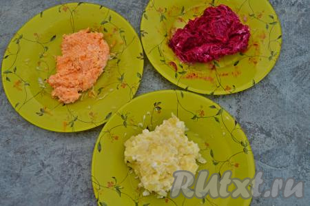 Смешать отдельно морковку, свеклу и картошку с небольшим количеством майонеза.