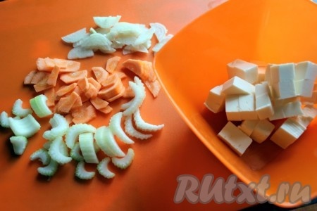 Сельдерей нарежьте поперек, морковь и лук тонко нашинкуйте, добавьте овощи в кастрюлю, посолите и варите всё вместе на среднем огне минут 10.