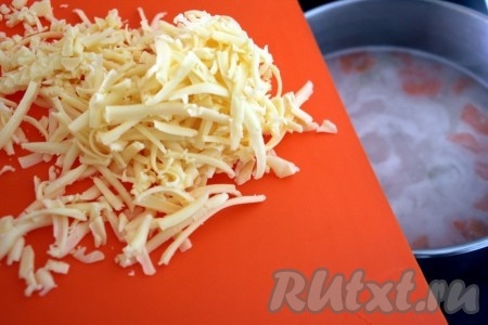 В готовый суп всыпьте тёртый сыр и дайте немного настояться.