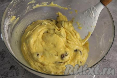 Вмешать изюм в тесто.