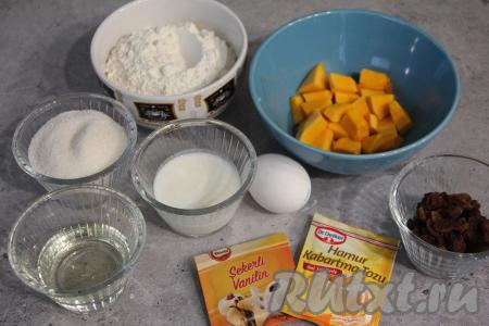 Подготовить продукты для приготовления кексов из тыквы на кефире. 70 грамм тыквы, очищенной от кожуры и семечек, нарезать на небольшие кубики. Изюм, если будете добавлять, промыть водой. У меня был мягкий изюм, я его не запаривала кипятком, если у вас не очень мягкий изюм, тогда переложите его в небольшую ёмкость, полностью залейте кипящей водой и оставьте минут на 5, а затем слейте лишнюю воду. Промытый (или запаренный кипятком) изюм обсушить, выложив на бумажное (или тканевое) полотенце.