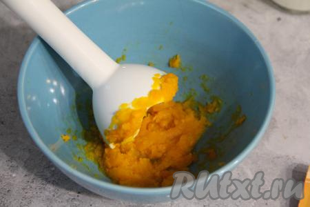 Нарезанную тыкву переложить в ёмкость, в которой можно готовить в микроволновке. Поместить ёмкость с тыквой в микроволновку, накрыть крышкой для СВЧ. Запекать тыкву при максимально мощности микроволновки минут 7 (до мягкости). Мягкие кусочки тыквы пробить погружным блендером до получения однородного пюре, дать немного остыть. Затем в тыквенное пюре влить кефир и ещё раз пробить блендером до однородности.&nbsp;