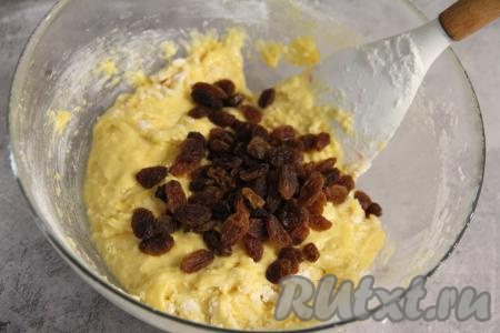 Всыпая частями оставшуюся муку и полностью вмешивая её лопаткой в тесто, замесить однородное, в меру густое и вязкое тесто. Добавить, по желанию, изюм в тесто.