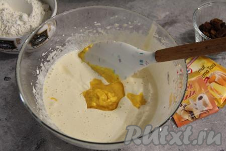 К яйцу, взбитому с сахаром, добавить смесь кефира и тыквы, влить растительное масло.&nbsp;