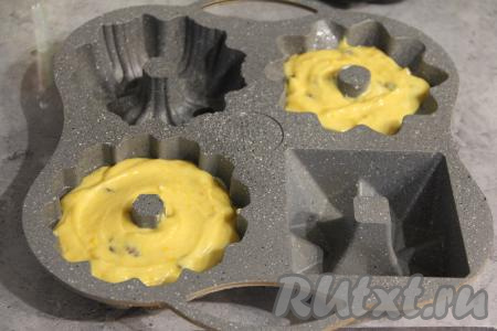 Формочки для выпечки кексов (я взяла 2 формы диаметром 12 сантиметров) слегка смазать растительным маслом и выложить тесто, заполняя формы на 2/3 объёма.