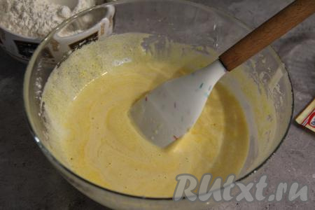 Перемешать массу лопаткой до однородности.