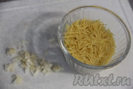 Подготовить вермишель "Паутинка". Очищенные зубчики чеснока мелко нарезать.