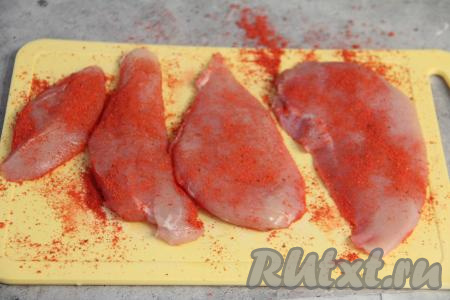 Куриное филе вымыть, обсушить. Разрезать каждой филе вдоль на несколько частей. Посолить куриное мясо и посыпать специями со всех сторон (я посыпала паприкой).