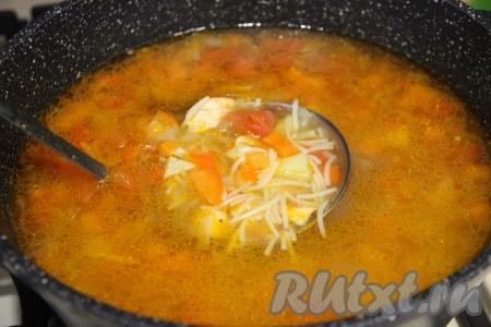 Суп с жареной курицей и овощами посолить по вкусу, всыпать вермишель, добавить чеснок, дать закипеть на достаточно сильном огне, уменьшить огонь до минимума и проварить 3 минуты, накрыть кастрюлю крышкой и снять с огня. Оставить суп настояться на 10 минут.