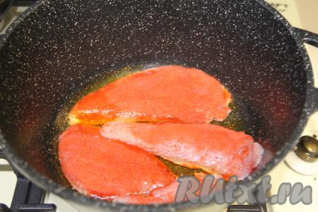 В кастрюлю с толстым дном влить растительное масло, хорошо его прогреть, затем выложить подготовленные кусочки куриного филе. Обжарить филе в течение 5 минут (до подрумянивания снизу) на среднем огне.