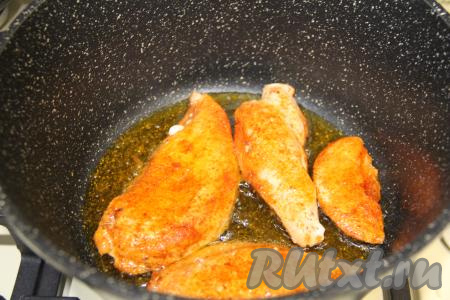 Затем перевернуть мясо и жарить до подрумянивания с другой стороны (минут 5). Куриное филе обжаривается до готовности. Для того чтобы убедиться, что мясо полностью готово, просто разрежьте его, если разрез белого оттенка и&nbsp;на нём нет примесей крови, значит больше жарить не нужно.