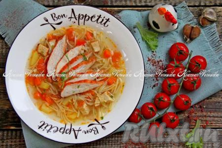 Вкусный, насыщенный, ароматный суп, приготовленный с жареной курицей, разить по тарелкам и горячим подать к столу.