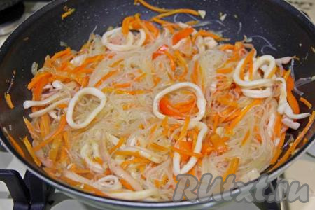 Перемешать фунчозу с кальмарами и овощами, прогреть 2-3 минуты на среднем огне, за это время 1-2 раза аккуратно перемешать.&nbsp;