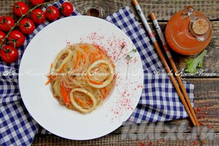 Разложить горячую фунчозу&nbsp;с кальмарами и овощами по тарелкам и подать аппетитное, очень вкусное, пикантное и сытное блюдо к столу.