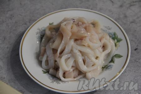 Очищенные кальмары нарезать на тонкие колечки.