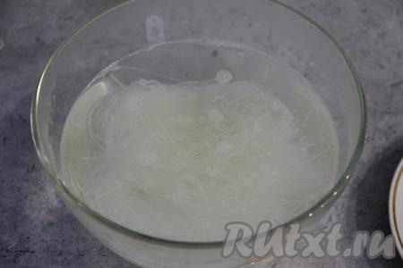 Фунчозу переложить в глубокую миску, залить полностью кипящей водой&nbsp;и оставить на 5 минут.