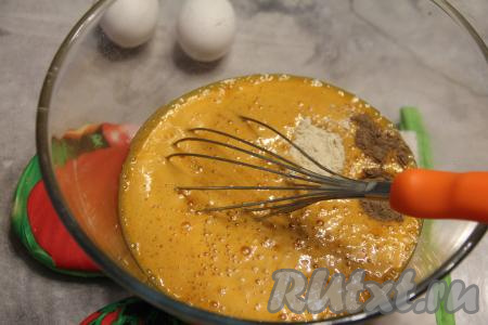 Перелить медово-масляную массу в миску, добавить имбирь и корицу, перемешать венчиком и оставить остывать минут на 10.