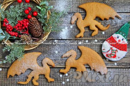 Выпекать имбирные пряники "Дракон" в разогретой духовке минут 5-7 при температуре 180 градусов.