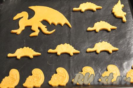 У меня ещё были подходящие по тематике вырубки для печенья в форме динозавриков. Я часть пряников вырезала этими вырубками. Выложить пряники на противень, застеленный пергаментом (или ковриком) для выпечки.