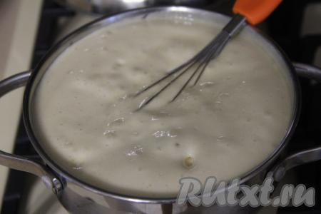 Всыпать в кастрюлю соду и перемешать венчиком. Масса станет белой и увеличится в несколько раз.