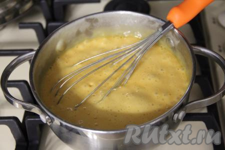 Интенсивно перемешивая, варить медово-масляную массу до карамельного цвета (минуты 2) на небольшом огне и убрать с огня.