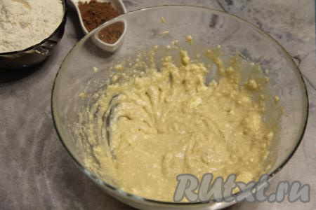 Взбить масло с сахарной пудрой, мёдом и специями миксером в течение 2-3 минут, затем добавить сырое яйцо и ещё раз взбить до однородности.