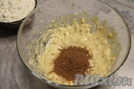Всыпать какао и вмешать его лопаткой.