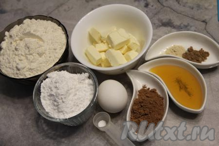 Подготовить продукты для приготовления имбирного печенья "Дракончики". Заранее достать сливочное масло, нарезать на кусочки и дать ему согреться до комнатной температуры. Мёд для этого печенья лучше брать жидкий, если же у вас засахаренный мёд, тогда просто растопите его на водяной бане.