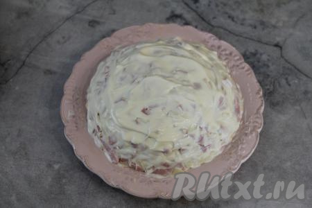 Смазать верх салата слоем майонеза.