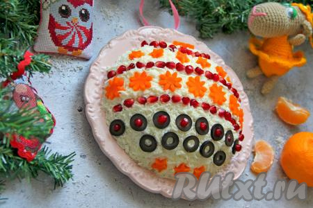 Из варёной морковки вырезать цветочки и разложить их на салате. Если сложно, то вместо цветочков можно вырезать звёздочки, квадратики или треугольники. Украсить салат зёрнами граната и нарезанными на кружочки маслинами.