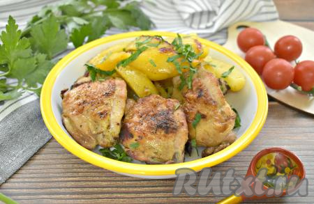 Сочные, нежные куриные бёдра вместе с аппетитными ломтиками картошки раскладываем из чаши мультиварки по тарелкам, посыпаем, по желанию, нарезанной свежей зеленью и подаём вкусное и сытное блюдо к столу.