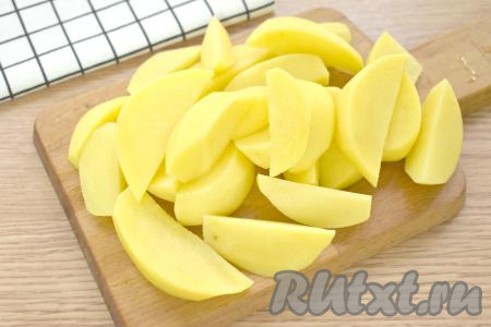 Очищаем картошку, нарезаем на крупные ломтики.