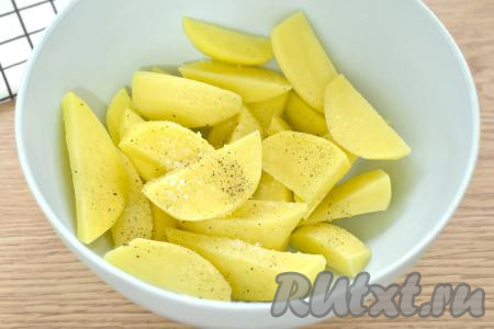 Ломтика картофеля перекладываем в миску, немного солим и перчим по вкусу, перемешиваем.