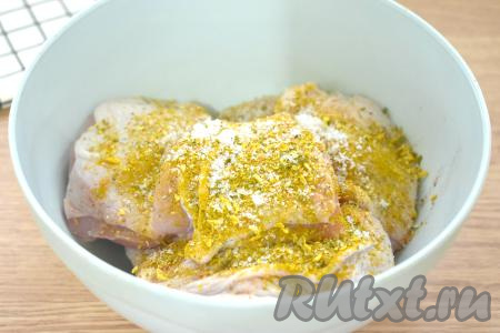 Перекладываем бёдра в миску, по вкусу солим, добавляем приправу для куриных блюд (если такой приправы нет, используйте чёрный молотый перец, паприку, куркуму или свои любимые специи), хорошо перемешиваем, покрывая кусочки курицы специями со всех сторон.
