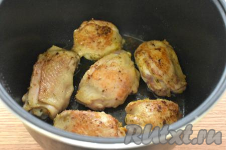 В чашу мультиварки (у меня мультиварка "Редмонд") наливаем растительное масло и включаем режим "Жарка" на 15 минут. Когда масло разогреется (прозвучит звуковой сигнал), выкладываем бёдра в мультиварку. Жарим бёдрышки с одной стороны 5 минут, затем переворачиваем и жарим ещё 5 минут. Крышкой мультиварку не закрываем.