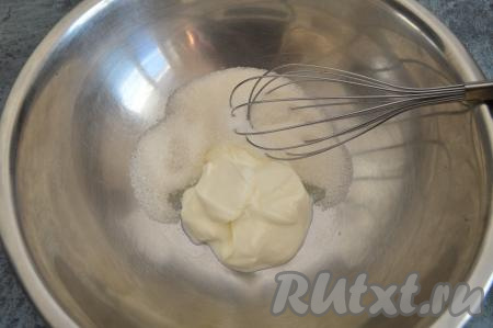 В глубокую миску выложить сметану и сахар.